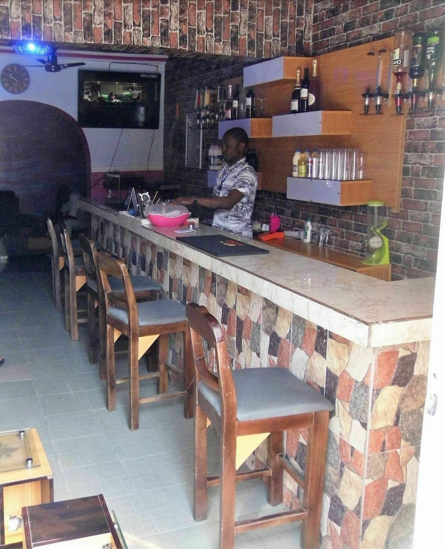 Legendary Inn & Lounge Bale Akiosi 外观 照片